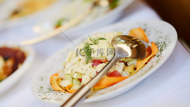 根据《中华人民共和国食品安全法》等相关法律法规，无证经营粮油店将面临以下处罚：